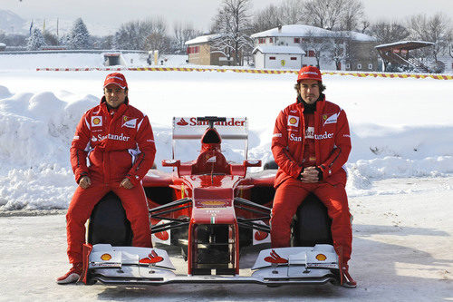 Fernando Alonso y Felipe Massa sentados en el Ferrari F2012