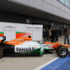 La prensa observa el Force India VJM05