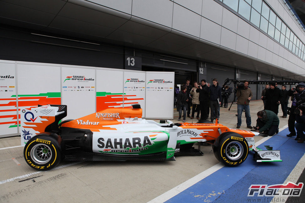 La prensa observa el Force India VJM05