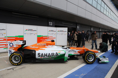 La prensa observa el Force India VJM05