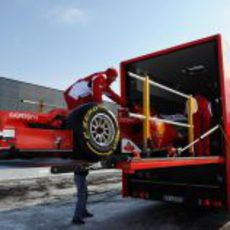 El Ferrari F2012 se sube al camión