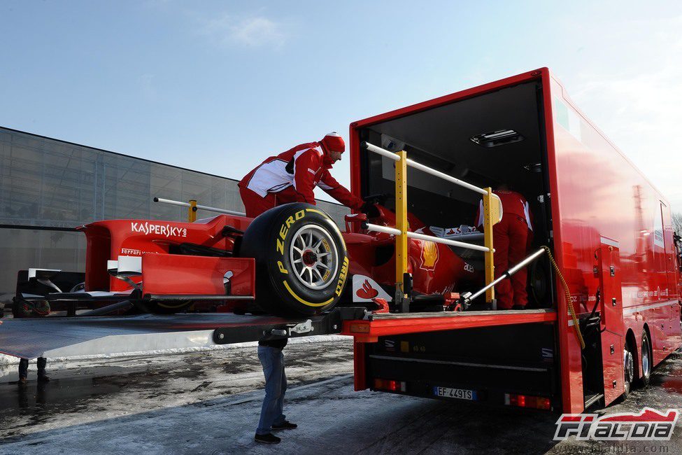 El Ferrari F2012 se sube al camión