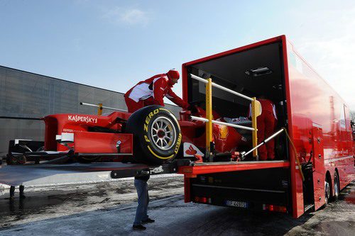 El Ferrari F2012 se sube al camión