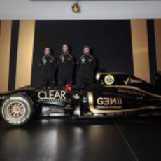 El Lotus E20 y sus tres pilotos: D'Ambrosio, Grosjean y Räikkönen