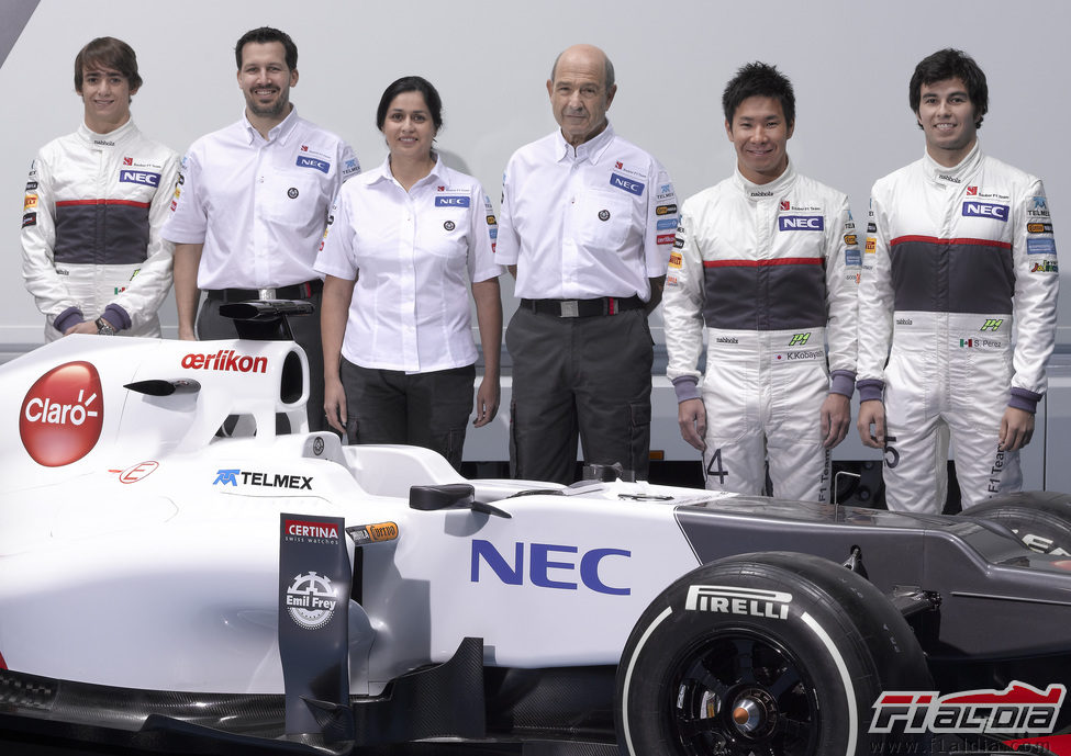 Gutiérrez, Kobayashi y Pérez junto a los jefes del equipo