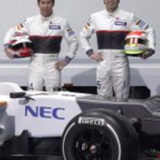 Kamui Kobayashi y Sergio Pérez con sus nuevos cascos