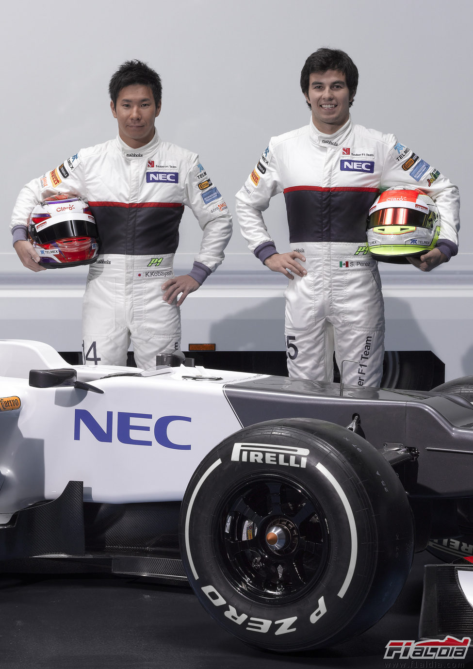 Kamui Kobayashi y Sergio Pérez con sus nuevos cascos