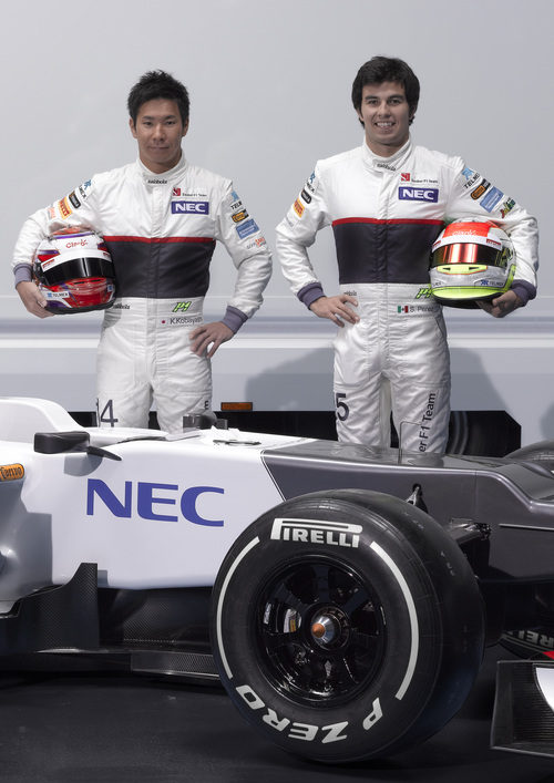 Kamui Kobayashi y Sergio Pérez con sus nuevos cascos