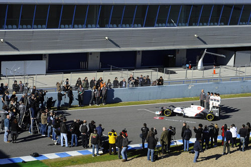 La prensa en la presentación del Sauber C31