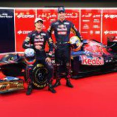 Jean-Eric Vergne y Daniel Ricciardo posan junto al STR7