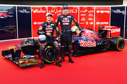 Jean-Eric Vergne y Daniel Ricciardo posan junto al STR7