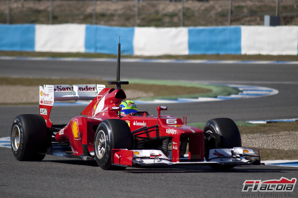 Felipe Massa estrena el Ferrari en Jerez