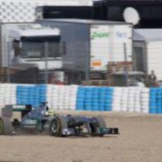 Nico Rosberg se sale de pista en Jerez