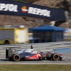 Jenson Button rueda con el MP4-27 en Jerez