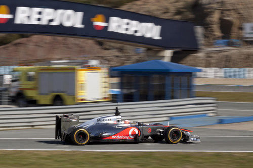 Jenson Button rueda con el MP4-27 en Jerez