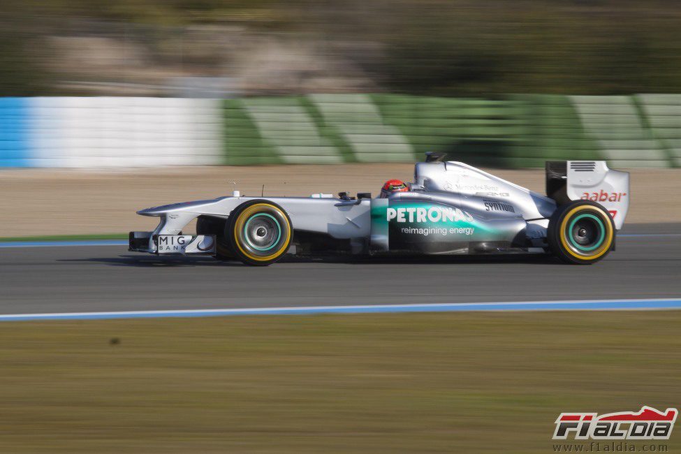 Michael Schumacher con el W02 en Jerez