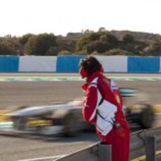 Un ingeniero de Ferrari mira pasar a un Mercedes