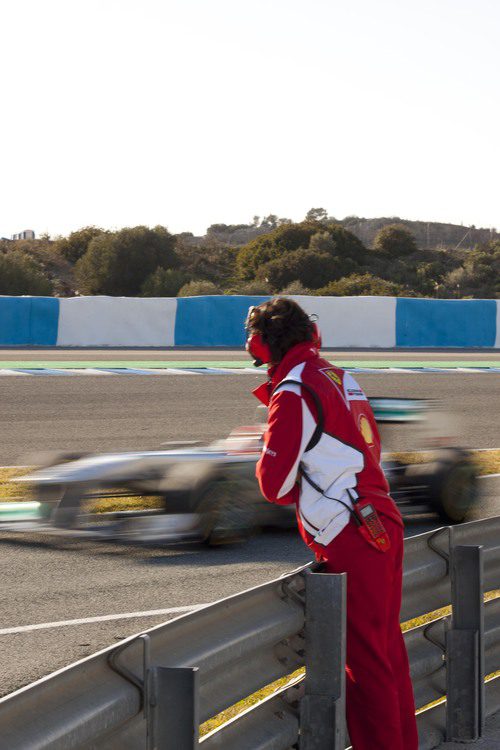 Un ingeniero de Ferrari mira pasar a un Mercedes