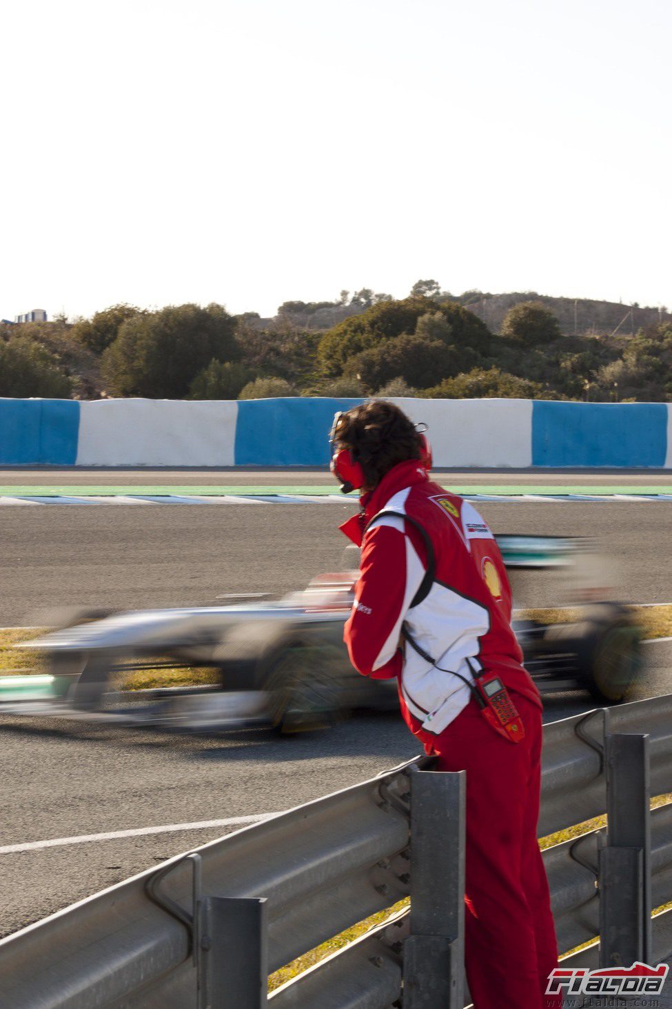 Un ingeniero de Ferrari mira pasar a un Mercedes