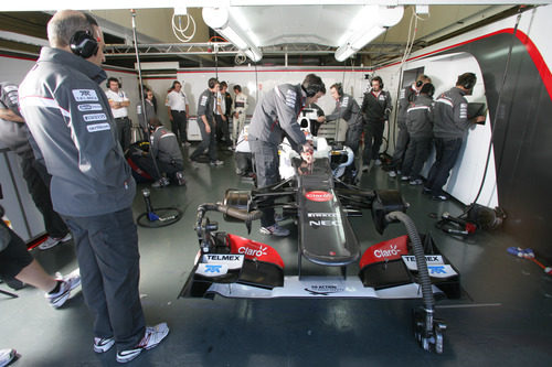 Box de Sauber en el 'shakedown' del C31