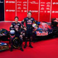 Daniel Ricciardo y Jean-Eric Vergne junto al Toro Rosso STR7