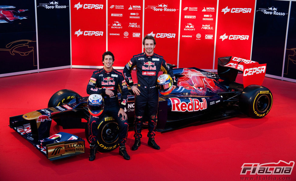Daniel Ricciardo y Jean-Eric Vergne junto al Toro Rosso STR7