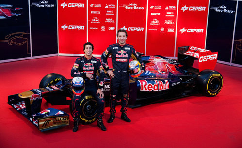 Daniel Ricciardo y Jean-Eric Vergne junto al Toro Rosso STR7