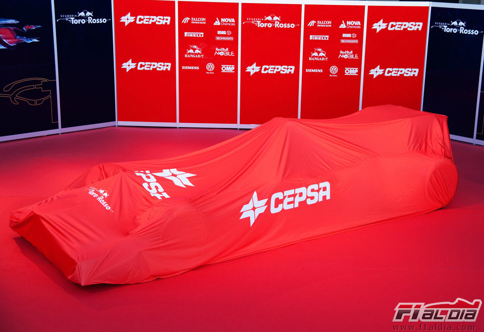 El Toro Rosso STR7 cubierto con la lona de CEPSA