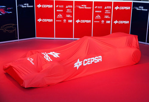 El Toro Rosso STR7 cubierto con la lona de CEPSA