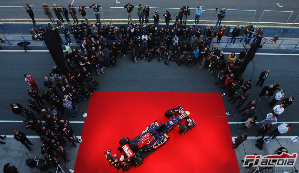 La prensa de Jerez rodea al nuevo Toro Rosso STR7