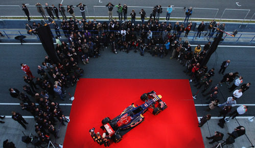 La prensa de Jerez rodea al nuevo Toro Rosso STR7