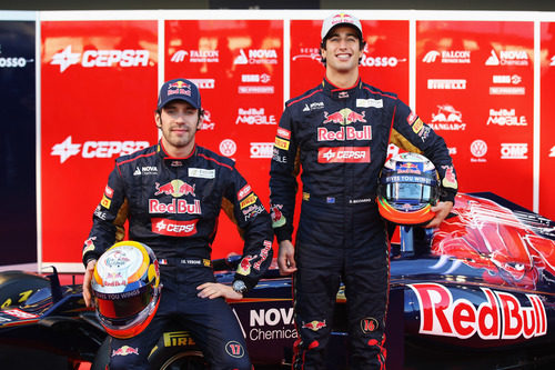 Jean-Eric Vergne y Daniel Ricciardo con sus nuevos cascos