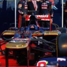 Toro Rosso STR7, los dos pilotos y Santiago Bergareche