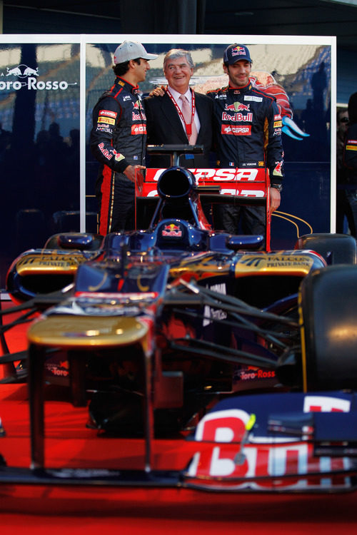 Toro Rosso STR7, los dos pilotos y Santiago Bergareche