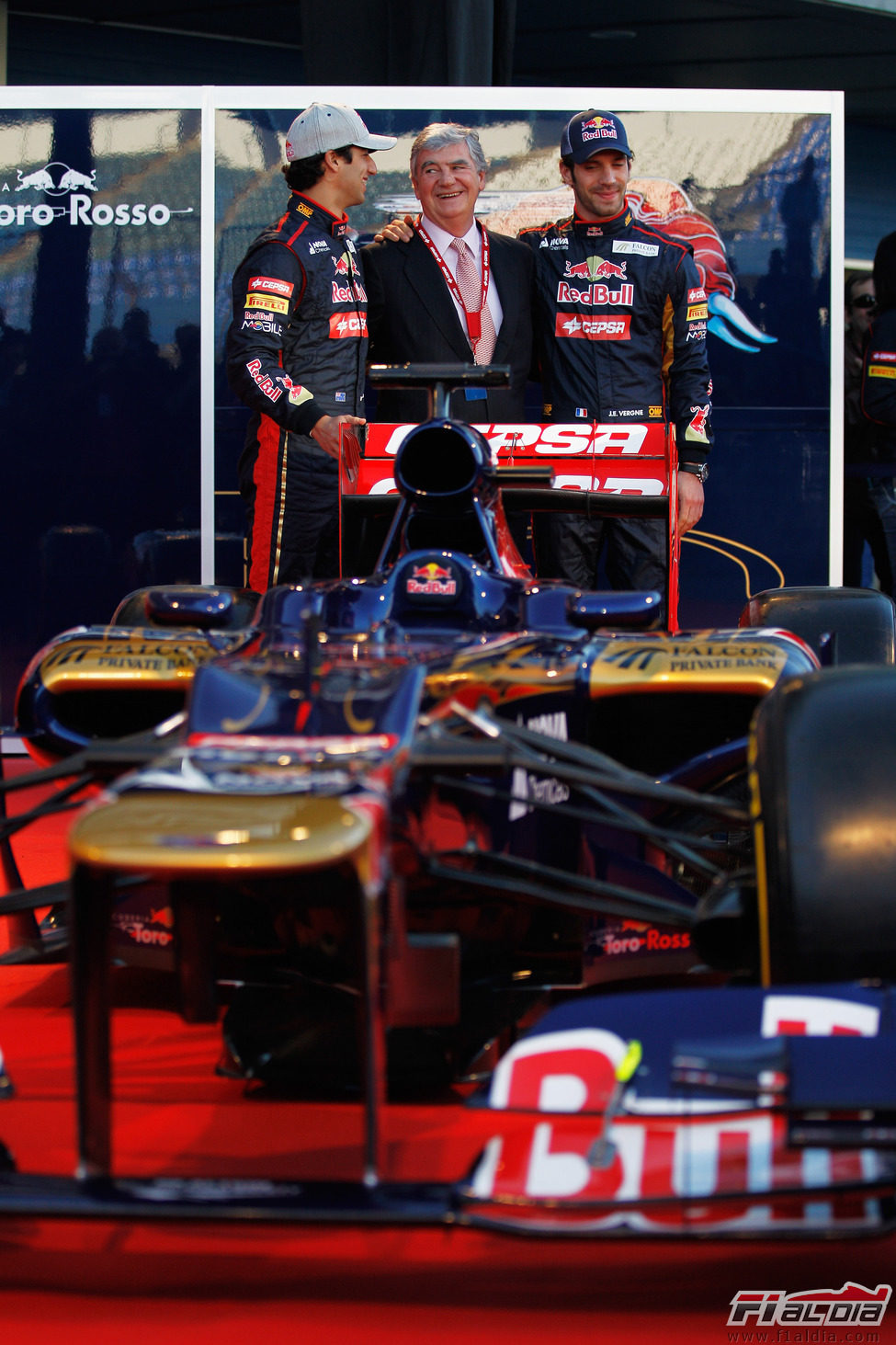 Toro Rosso STR7, los dos pilotos y Santiago Bergareche