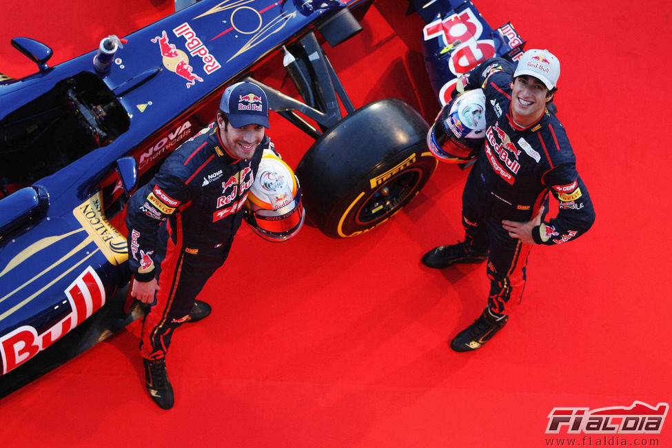 Vergne y Ricciardo miran hacia arriba