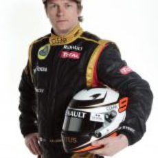 Kimi Räikkönen con su casco para 2012