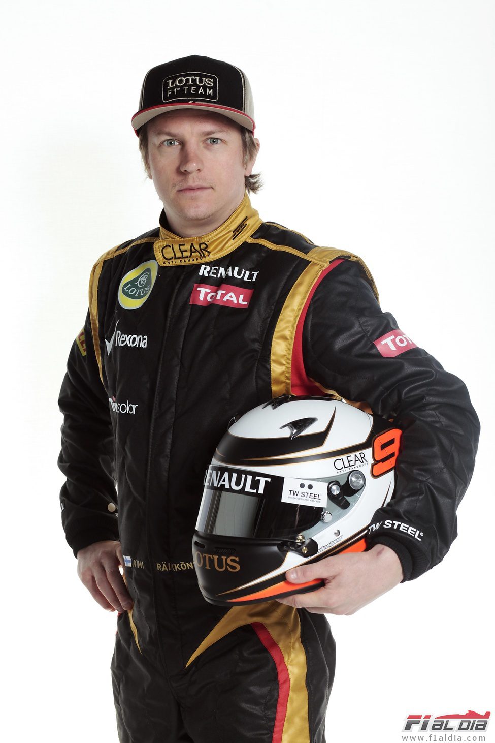 Kimi Räikkönen con su casco para 2012