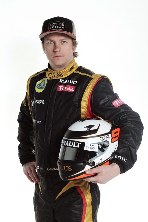 Kimi Räikkönen con su casco para 2012