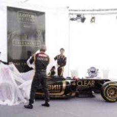 Lotus presenta su coche ante la presa de Jerez