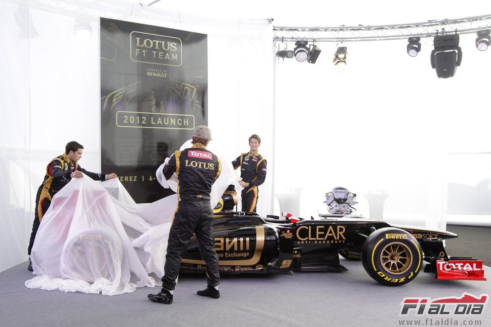 Lotus presenta su coche ante la presa de Jerez