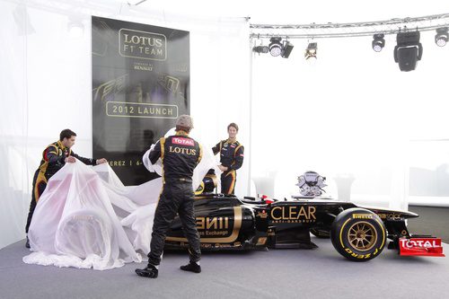 Lotus presenta su coche ante la presa de Jerez