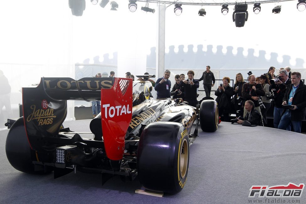 La prensa fotografía el Lotus E20