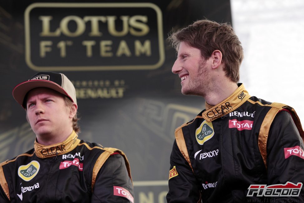 Grosjean sonriente al lado de Räikkönen