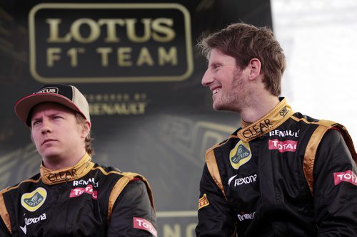 Grosjean sonriente al lado de Räikkönen