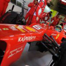 Felipe Massa con el F2012 en el box de Jerez