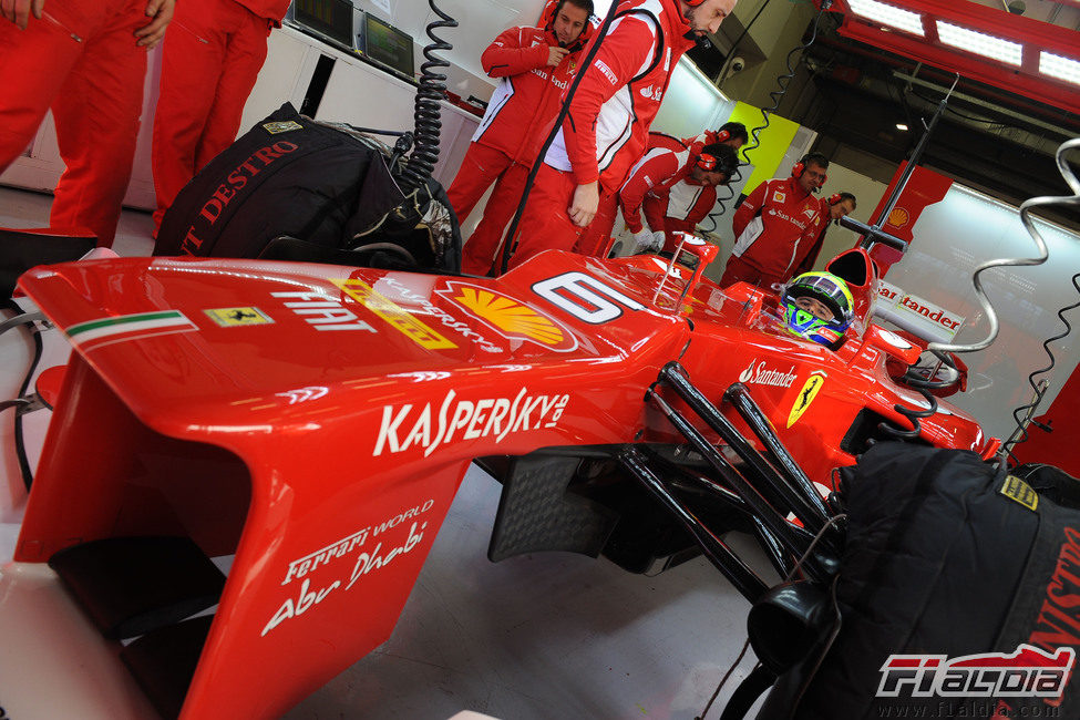 Felipe Massa con el F2012 en el box de Jerez