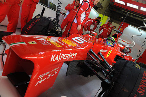 Felipe Massa con el F2012 en el box de Jerez