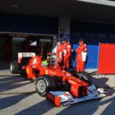 Felipe Massa sale del box con el Ferrari