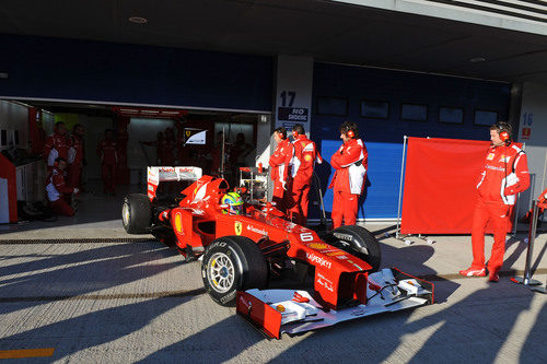 Felipe Massa sale del box con el Ferrari